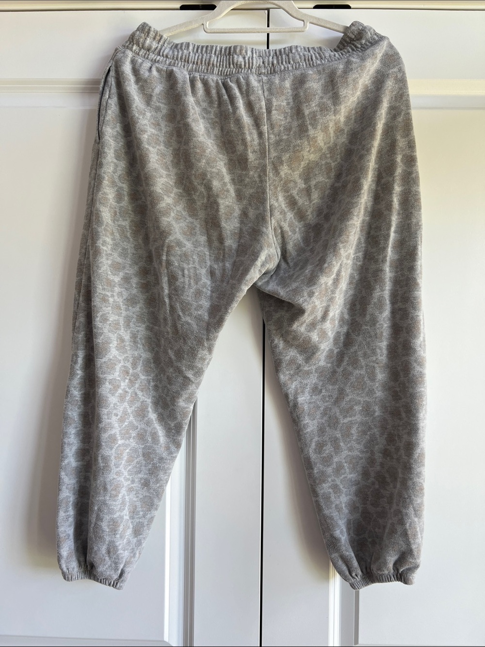 Colsie Gray Beige Leopard Print Cozy Loungewear Set - Picture 5 of 8